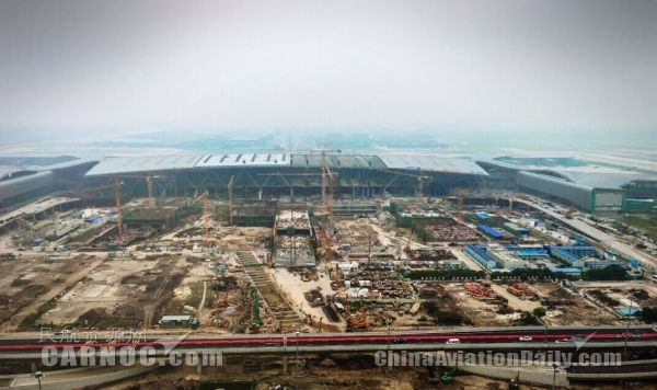 8月底，白云機場擴建工程完成兩項重大建設(shè)節(jié)點。白云機場2號航站樓鋼結(jié)構(gòu)網(wǎng)架于8月30日全面合攏，玻璃幕墻和金屬屋面等外部工程基本完成，2號航站樓展現(xiàn)出整體外形?！z影：葉華春